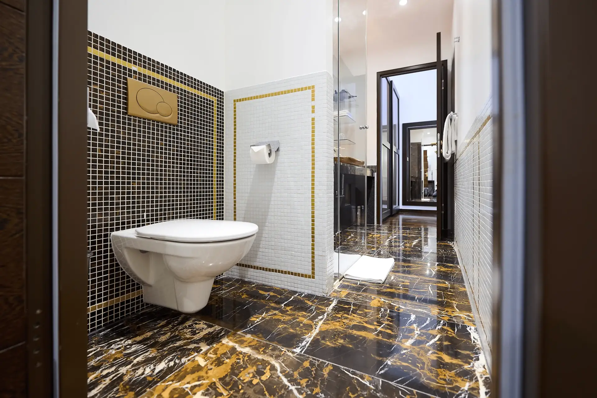 Premium Marmorbad mit Mosaikfliesen