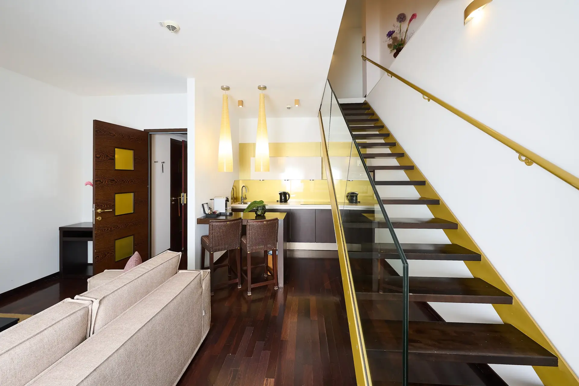 Maisonette — Treppe mit Glasgeländer